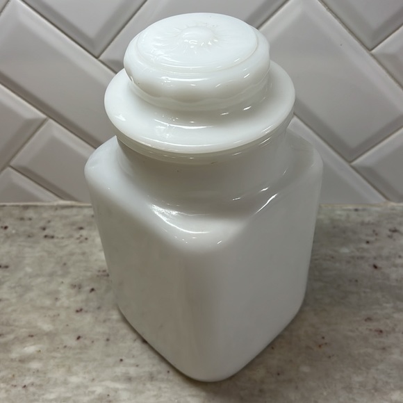 Vintage Milkglass container with oranges - Picture 3 of 6